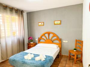 a bedroom with a bed with two towels on it at Cisne del Mar ComoTuCasa in Castellón de la Plana