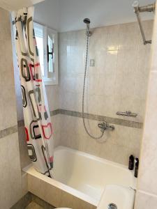 La salle de bains est pourvue d'une baignoire et d'un lavabo. dans l'établissement LaLaLand, à Mykonos
