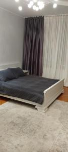 1 cama grande en un dormitorio con ventana en AveSol Apartment, en Riga