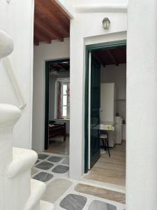 - un couloir avec une porte menant à une chambre dans l'établissement LaLaLand, à Mykonos