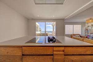 a kitchen with a large island in a living room at Altafulla Pins in Altafulla