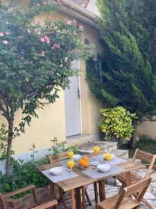 - une table en bois avec des oranges et des boissons dans l'établissement Chez Sabrina, à Nanterre Paris La Défense, maison individuelle qui donne sur jardin, à Nanterre