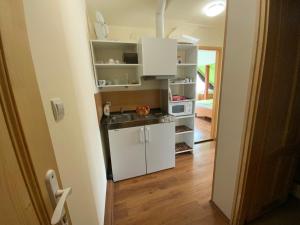 Kuchyňa alebo kuchynka v ubytovaní Első Fecske apartmanok
