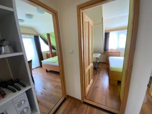 Posteľ alebo postele v izbe v ubytovaní Első Fecske apartmanok