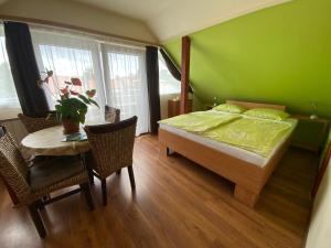 Posteľ alebo postele v izbe v ubytovaní Első Fecske apartmanok