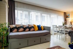 uma cama com almofadas num quarto com uma janela em VG taksim em Istambul