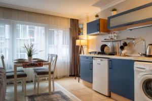 una cocina con armarios azules y una mesa con fregadero en VG taksim en Estambul