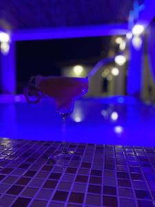 Haber Hotel & SPA في ماتيموي: وجود زجاج أرجواني على أرضية بلاط سوداء