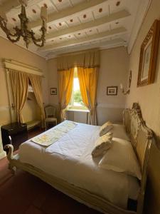 um quarto com uma cama num quarto com uma janela em Ai Savoia B&B - Guest House em Turim
