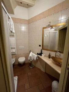 uma casa de banho com um lavatório, um WC e um espelho. em Ai Savoia B&B - Guest House em Turim