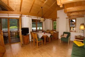 魏森湖的住宿－菲里恩霍夫奧博加瑟爾貝格布里克酒店，客厅配有桌椅和电视。