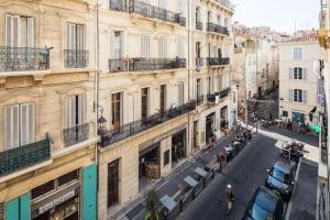 vista sul tetto di una strada cittadina con auto e edifici di La Major- Bel appartement dans le centre a Marsiglia
