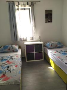 um quarto com 2 camas e uma janela em Apartments Villa Lavanda em Zadar