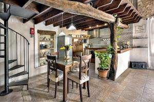 kuchnia i jadalnia ze stołem i krzesłami w obiekcie Villa Sestadors w mieście Selva