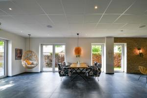 a dining room with a table and chairs at Ammerhuus Boardinghomes in Edewecht
