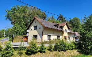 uma casa ao lado de uma estrada em Ubytovani U Švýcarů em Turnov