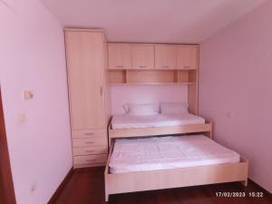 En eller flere senge i et værelse på Piscina comunitaria y parking en Mogro + 25 billeder