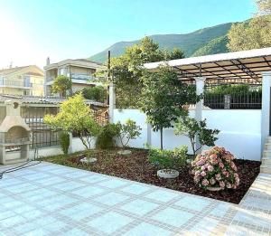 a backyard with a swimming pool and a garden at Kamelija LUX in Đenovići