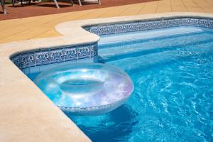 בריכת השחייה שנמצאת ב-Villa Paradis - Quartos או באזור