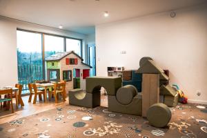 una sala de estar con una casa de juguetes en el suelo en Hotel Meridian, en Chałupy