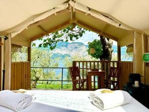 布雷佐内加尔达Monja Camping Village的山景卧室 - 带1张床