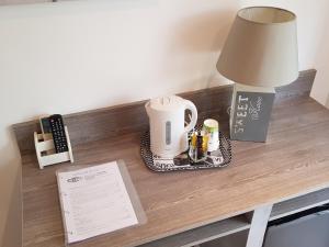 Příslušenství pro přípravu čaje a kávy v ubytování Golfe Hôtel & Spa Porto-Vecchio