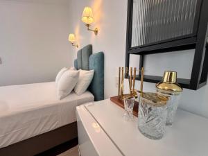Habitación de hotel con cama y mesa con mesita de noche en Floriana Boutique Hotel, en Cairns