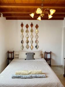 1 dormitorio con 1 cama con techo de madera en Classy Classic en Mykonos ciudad