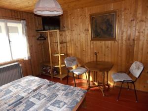 1 dormitorio con 1 cama, mesa y sillas en Ubytovani U Švýcarů, en Turnov