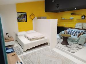 Cette chambre comprend un lit, un canapé et une chaise. dans l'établissement Jardenia apartments, à Skopje