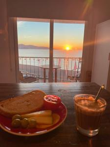 een bord toast met fruit en een drankje op een tafel bij Apartamento vistas al Mar Aire acondicionado Wifi in Empuriabrava