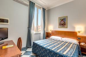 Affittacamere Centro Cavour في روما: غرفه فندقيه بسرير ومكتب ونافذه