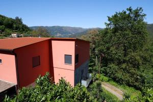 Nespecifikovaný výhled na hory nebo výhled na hory při pohledu z prázdninového domu