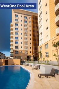 una piscina frente a un edificio en Bentley Holiday Apartments - West One en Gibraltar