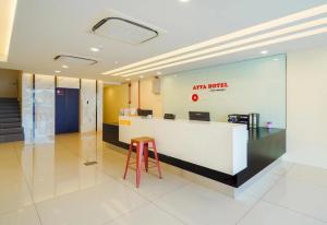 lobby biurowe z ladą i stołkiem w obiekcie OYO 90975 Atta Hotel w mieście Bukit Mertajam