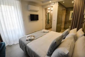 um quarto com uma cama grande e toalhas em Aqueduct Boutique B&B em Victoria