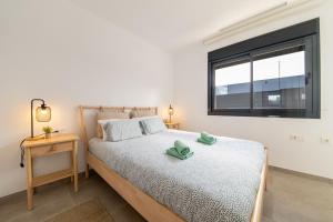 En eller flere senge i et værelse på Villa Armonia - Heated Pool - Countryside Charm - by OYOOSTAYS + 18 billeder