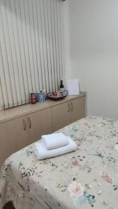 Un dormitorio con una cama con una manta de flores y una ventana en Sudoeste Flat Perfeito! en Brasilia