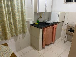 una piccola cucina con bancone e lavandino di Pousada Jardim Secreto a Teresópolis