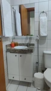 y baño con lavabo, aseo y espejo. en Sudoeste Flat Perfeito! en Brasilia