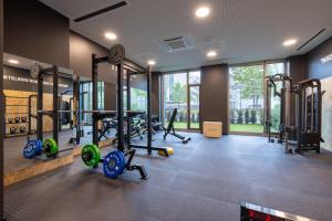 ein Fitnessstudio mit vielen Laufbändern und Maschinen in der Unterkunft The Base Munich in München