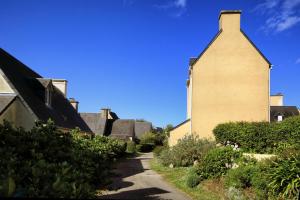 a house with a tall tower on a street at The Lighthouse - Maison, 800m à pied du centre in Barneville-Carteret