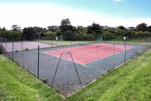a tennis court in the middle of a field at The Lighthouse - Maison, 800m à pied du centre in Barneville-Carteret