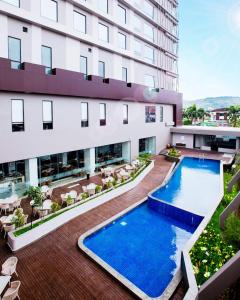 - une vue extérieure sur un bâtiment avec une piscine dans l'établissement Suni Hotel and Convention Abepura managed by Parkside, à Tobadi