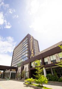 un grande edificio con un cartello d'oro di Suni Hotel and Convention Abepura managed by Parkside a Tobadi