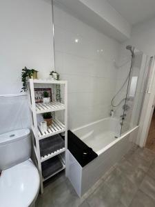 ein Bad mit einer Badewanne, einem WC und einer Dusche in der Unterkunft 269 Main Street 3 bedrooms Gem in Gibraltar