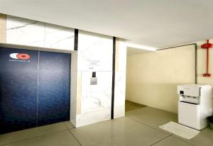 um quarto com uma porta azul e uma parede em OYO 90975 Atta Hotel em Bukit Mertajam
