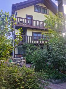 una casa con un balcón en el lateral. en Casa Donau Delta, en Sulina