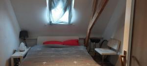 a small bedroom with a bed and a window at Townhouse Center Arnhem in Arnhem