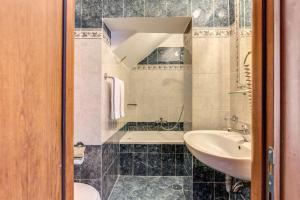 Affittacamere Centro Cavour في روما: حمام مع حوض وحوض استحمام ومرحاض